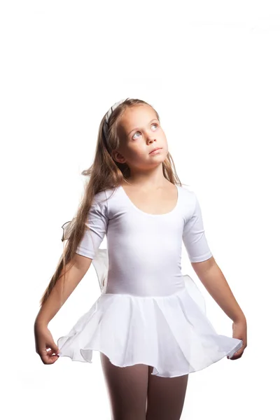 Маленькая танцовщица, танцующая отдельно на белом — стоковое фото