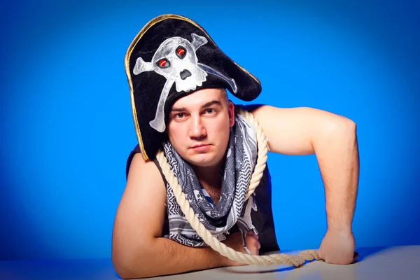 Pirat mit Hut und Seil auf blauem Grund — Stockfoto