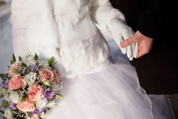 Rukou ženicha a nevěstu, Svatební kytice — Stock fotografie
