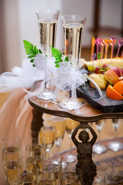 Gläser mit Champagner für Bräutigam und Braut — Stockfoto