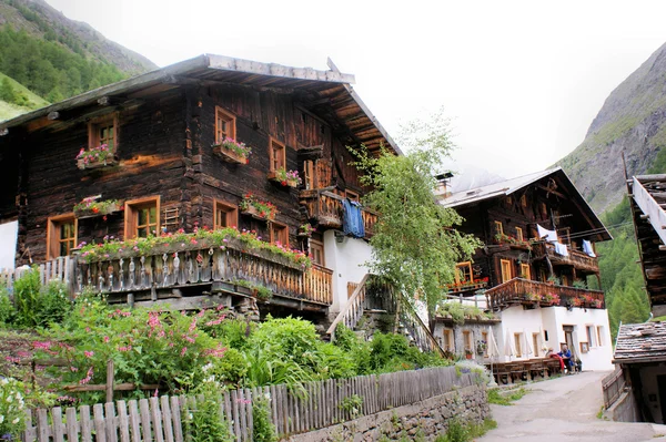 Zwei alte Bauernhäuser in Südtirol — Stockfoto