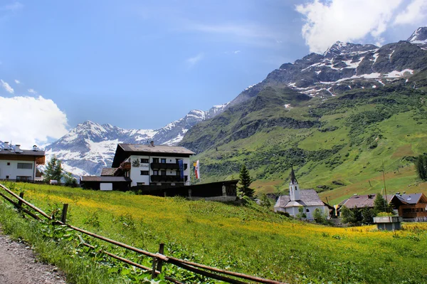 Bergdorp in Zuid-Tirol — Stockfoto
