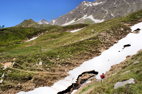 Baharda hiking dağ — Stok fotoğraf