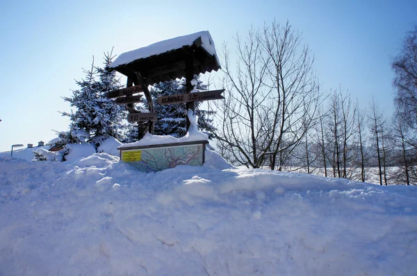 Informatiebord in de sneeuw — Stockfoto