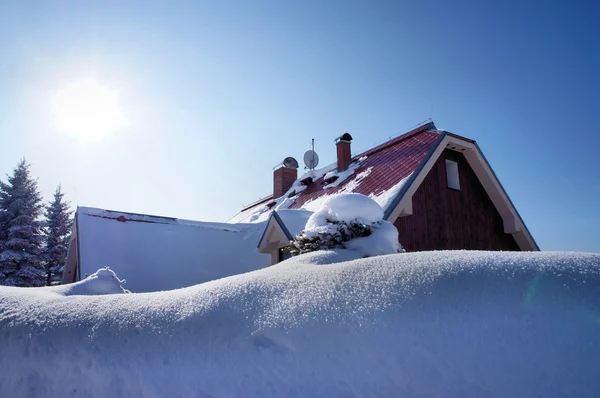 Een besneeuwde huis — Stockfoto