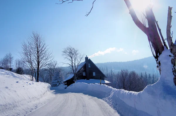 Een huis in de winter — Stockfoto