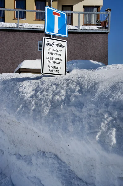 Reservierte Parkplätze im Winter — Stockfoto