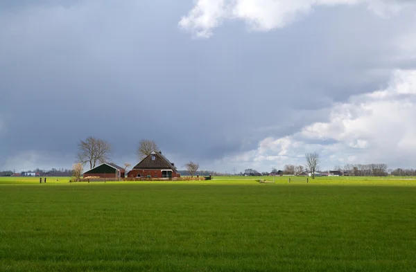 Storm over landbouwgrond — Stockfoto
