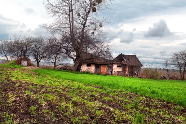 버려진된 집과 폭풍 — 스톡 사진