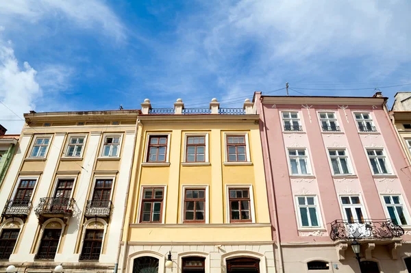 Coloridos edificios en la plaza Rynok en Lviv — Foto de Stock