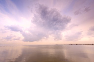 bulutlar deniz üzerinde