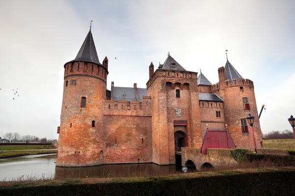 Holenderski zamku nad jeziorem — Zdjęcie stockowe