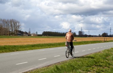 adam yolda bisiklet üzerinde