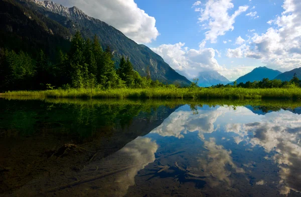 Альпийское озеро и горы — стоковое фото