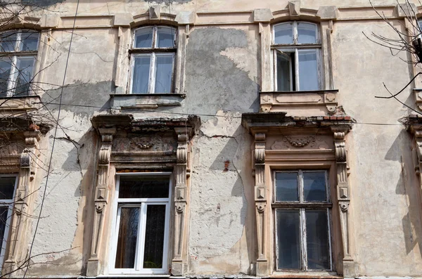 Bardzo stare ściany z oknami — Zdjęcie stockowe