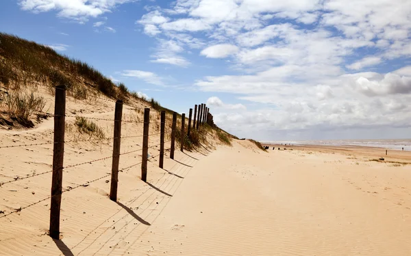 Sandstrand und blauer Himmel — Stockfoto