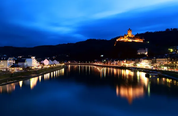 Замок, відображені в річці вночі — стокове фото
