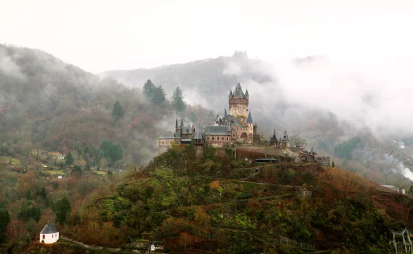 霧の中の城 — ストック写真
