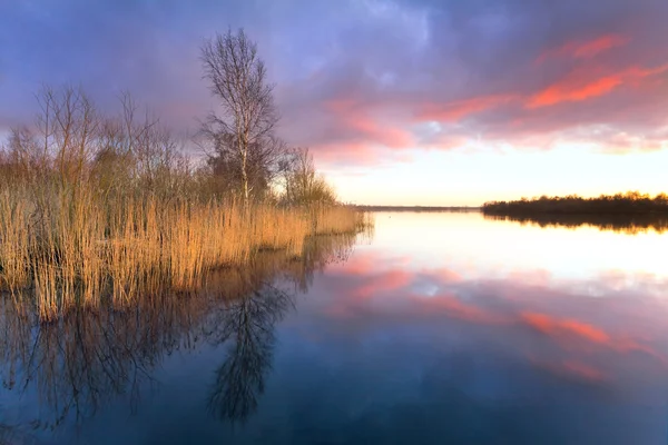 Puesta de sol en el lago — Foto de Stock