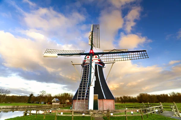 Windmühle über blauem Himmel — Stockfoto