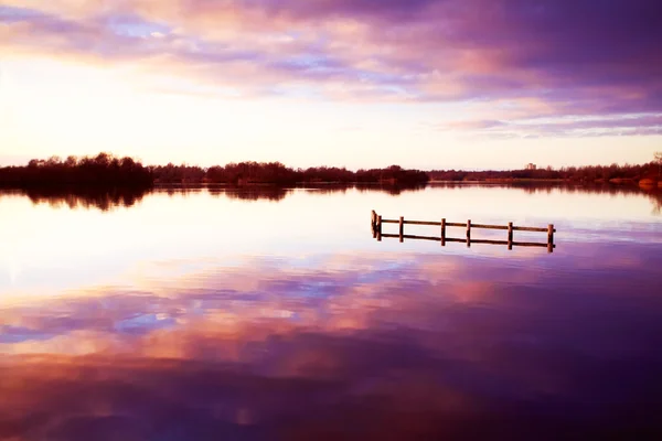 Solnedgång på sjön — Stockfoto