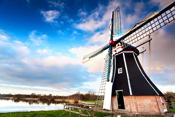 Větrný mlýn přes široký úhel — Stock fotografie