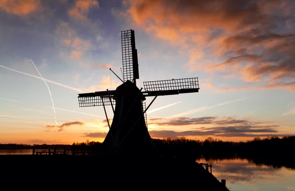 Windmühlensilhouette bei Sonnenuntergang — Stockfoto