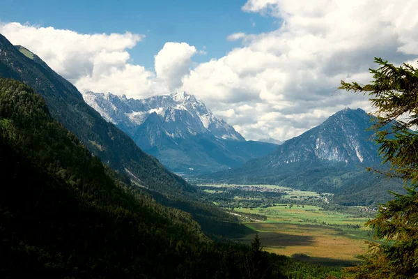 Bir dağın tepesinden apls görüntüleyin — Stok fotoğraf
