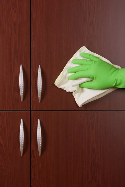 Polir a porta do armário — Fotografia de Stock