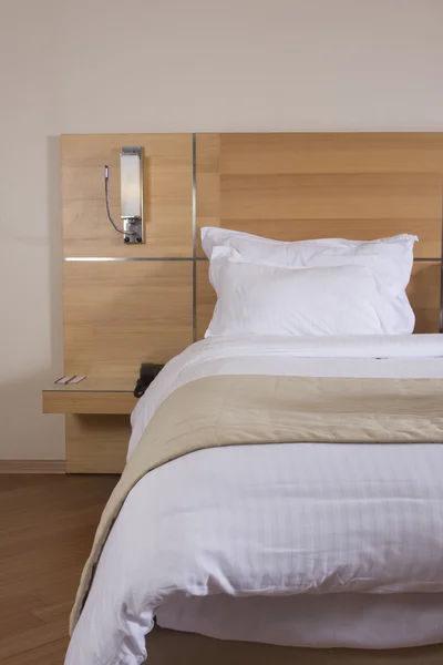 Кровать в роскошном гостиничном номере — стоковое фото