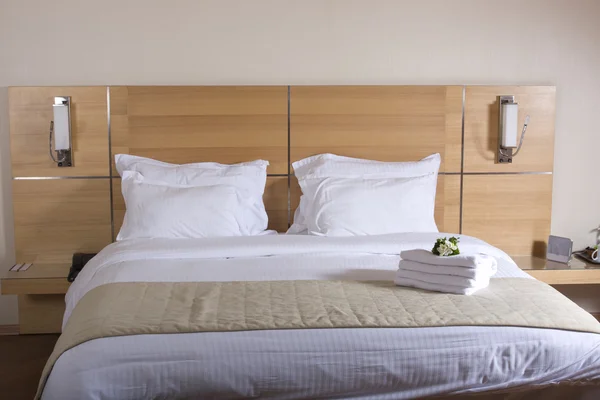Bed in een luxe hotelkamer — Stockfoto