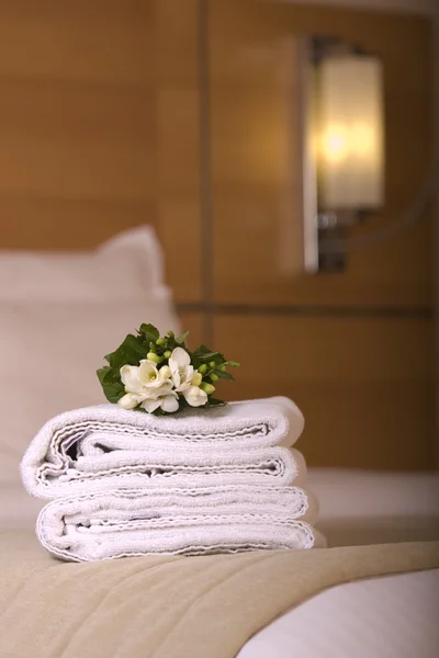Кровать в роскошном гостиничном номере — стоковое фото