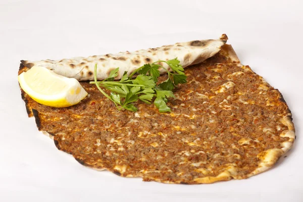 Leckere türkische Pizza Lahmacun — Stockfoto