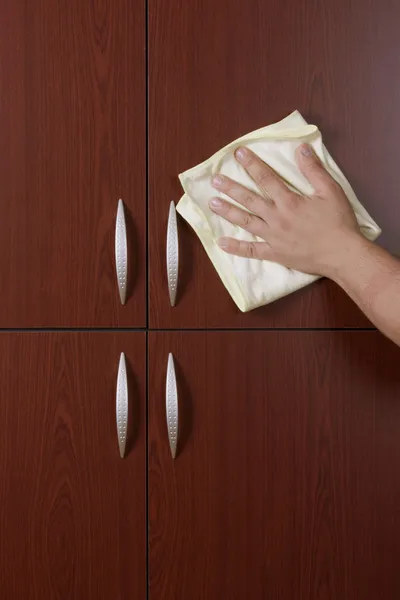 Polerowanie drzwi szafy — Zdjęcie stockowe