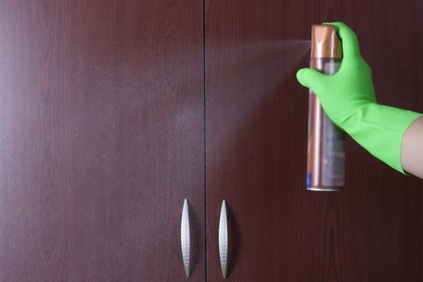 Polir a porta do armário — Fotografia de Stock