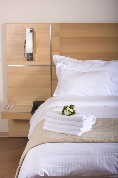 Säng i ett lyxigt hotellrum — Stockfoto