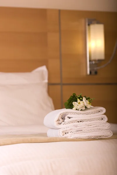 Łóżko w pokoju hotelowym luksusowe — Zdjęcie stockowe