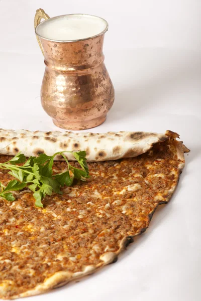 Leckere türkische Pizza Lahmacun — Stockfoto