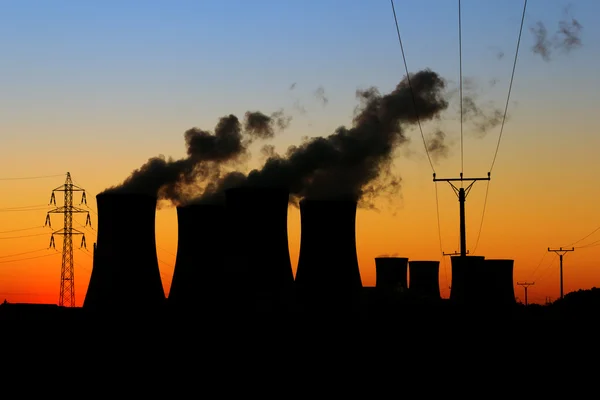 Gün batımı sırasında nükleer enerji santrali — Stok fotoğraf