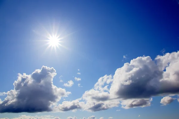Sol og himmel – stockfoto
