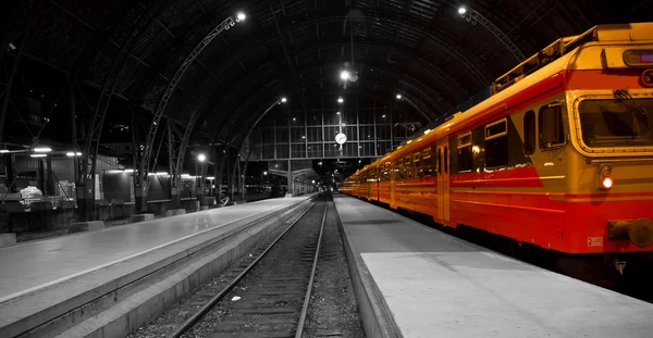 鉄道駅で列車します。 — ストック写真