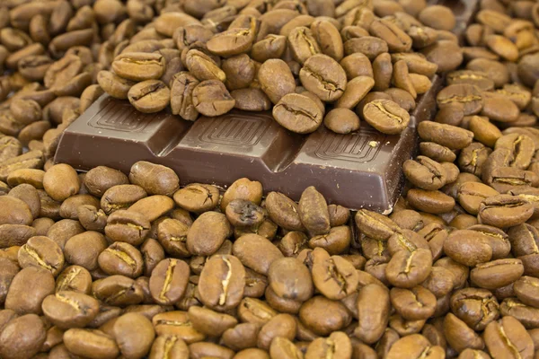 Шоколадний бар і кавові зерна — стокове фото