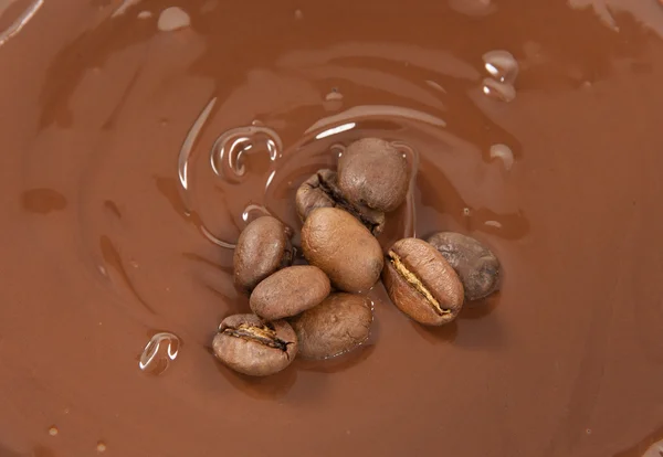チョコレートのベッド上の豆 — ストック写真