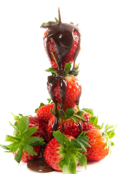 Geschmolzene Schokolade auf Erdbeerturm Stockbild
