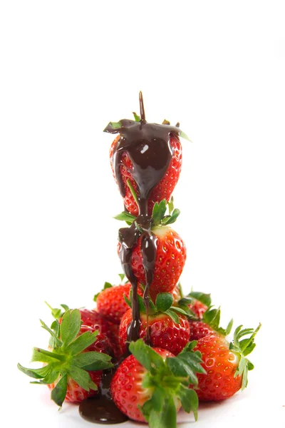 Turm aus Erdbeeren mit geschmolzener Schokolade Stockbild