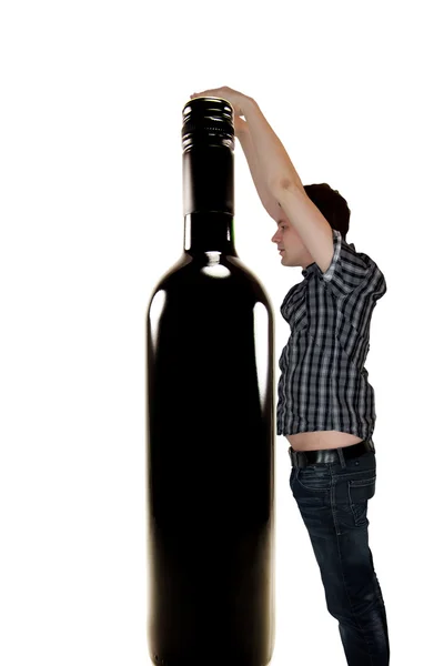 Homem chegando para garrafa de vinho — Fotografia de Stock