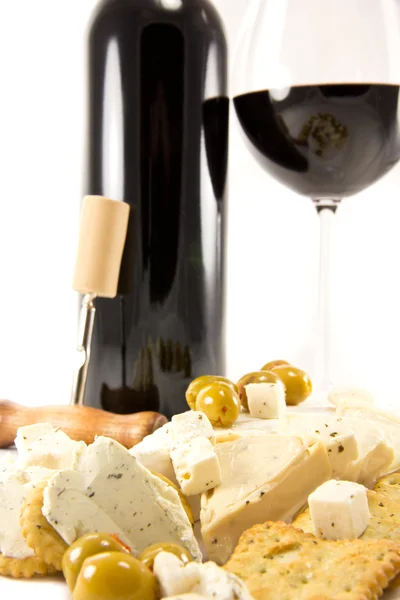 Red wine with crackers and cheese — Stock Photo, Image