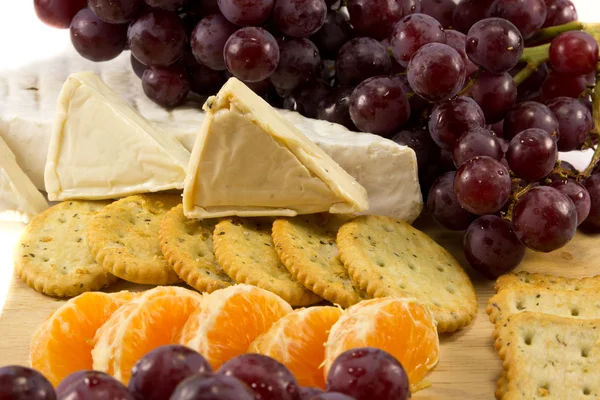 stock image Closeup of grapes cheese and crackers