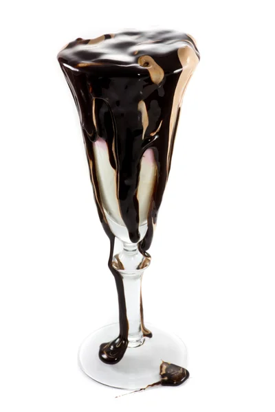 Icecream em um copo de vinho com enormes quantidades de toppi de chocolate — Fotografia de Stock