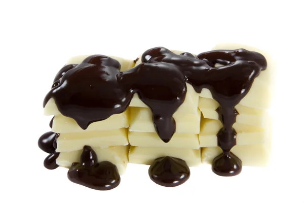 ホワイト ブラックの溶かされたチョコレートとチョコレート — ストック写真